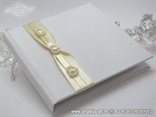 bijela knjiga za vjenčano prstenje s krem mašnama i bijelim srcima
