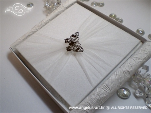 bijela knjiga za vjenčano prstenje s leptirom i organdij materijalom