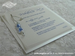 bijela pozivnica s plavim perlicama na srebrnom konopcu
