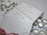 bijela pozivnica za vjencanje s reljefnom strukturom i grafikom andela