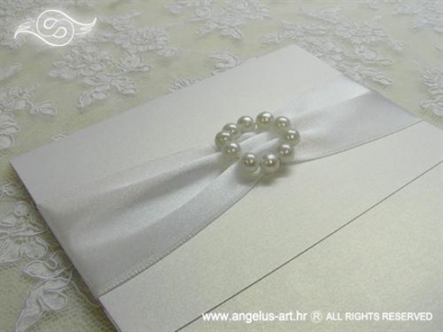 bijela pozivnica za vjenčanje sa bijelim brošem od perlica