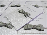 bijela zahvalnica za vjencanje s reljefnim uzorkom i srebrnom masnom