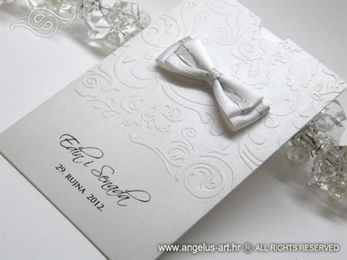 bijela zahvalnica za vjencanje u etui omotnici s reljefnom strukturom i masnom