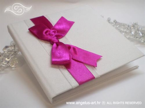 bijeli jastučić za vjenčano prstenje s ciklama mašnom u obliku knjige