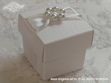 bijeli konfet za vjenčanje s bijelom satenskom trakom i perlicama