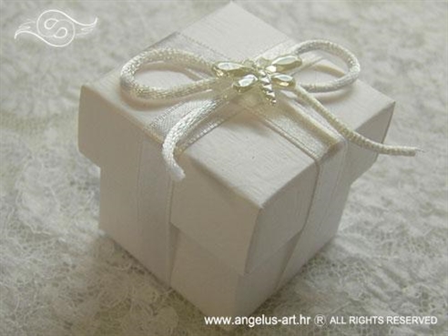 bijeli konfet za vjenčanje s konfetnim bombonima i bijelom mašnom