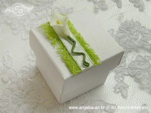 bijeli konfet za vjenčanje sa zelenim sisalom i kalom
