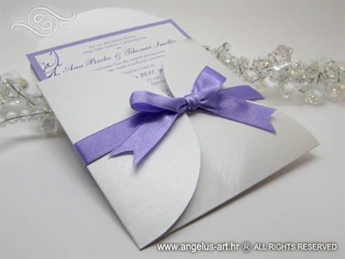 bijelo ljubičasta pozivnica za vjenčanje u omotnici na rasklapanje