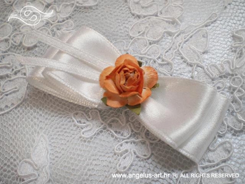 bijelo narančasta kitica za rever na vjenčanju s narančastom ružom