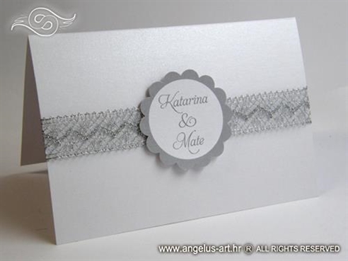 bijelo srebrna pozivnica za vjenčanje sa srebrnom čipkastom trakom