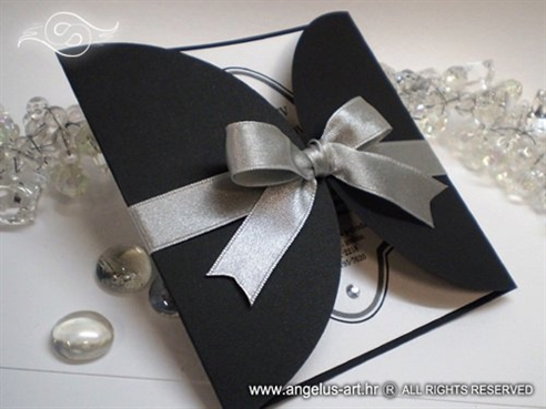 crna pozivnica za vjenčanje sa srebrnom trakom i cirkonom
