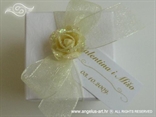 dekorirana bijela kutijica za konfete s ružom i organdij mašnom