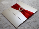 elegantna pozivnica za vjenčanje s crvenom trakom i perlama