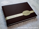 elegantna smeđa knjiga dojmova sa zlatnim ukrasnim kartončićem