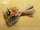 kitica i narukvica s bijelom mrežom i narančastom ružom