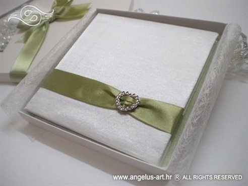 knjigica za vjenčano prstenje sa zelenom trakom i srcem