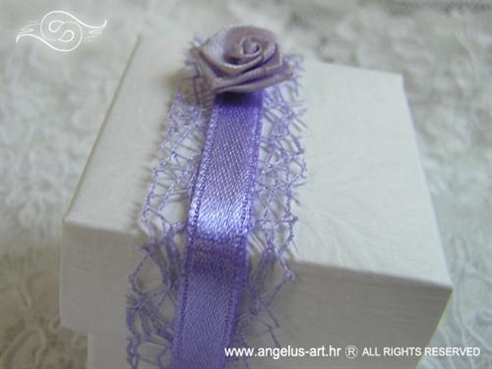 konfet za vjenčanje s ljubičastom mrežom i satenskom trakom