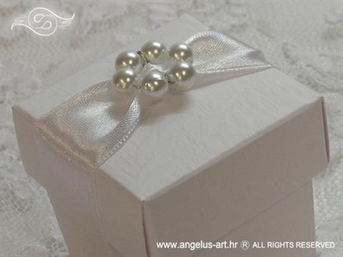 konfet za vjenčanje u bijeloj kutijici s brošem od perlica