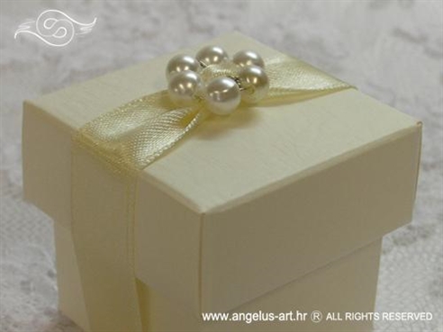 konfet za vjenčanje u krem boji s trakicom i perlicama
