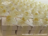 konfeti za vjenčanje u bež šampanj kombinaciji s mašnom i ružom