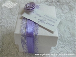 konfetni bomboni za vjenčanje u kutijici s ljubičastom mrežom i lila ružom