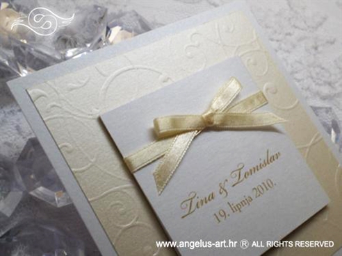 krem bijela pozivnica za vjenčanje s mašnicom i 3D uzorkom