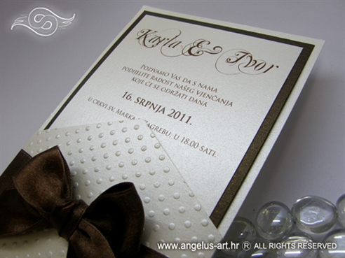 krem smeđa pozivnica za vjenčanje s mašnom i 3D točkicama
