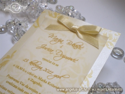 krem zlatna pozivnica za vjenčanje s mašnom i ornamentima