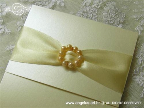 krem zlatna pozivnica za vjenčanje s perlicama