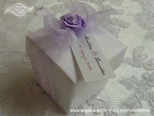 lila konfet za vjenčanje s mašnom i ljubičastom ružom