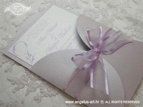 lila pozivnica za vjenčanje u omotnici na rasklapanje s mašnom