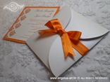 narančasta mašna na pozivnici za vjenčanje