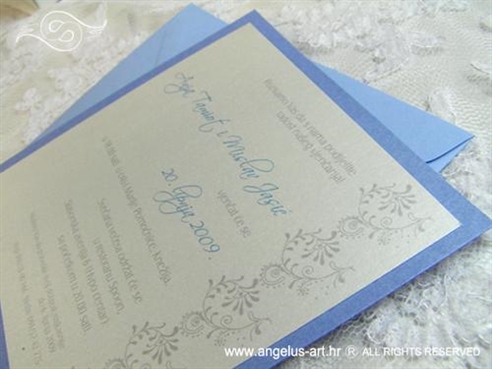 plava pozivnica za vjenčanje s kuvertom i tiskom