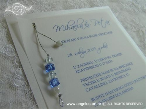 pozivnica za vjenčanje s plavim perlama i prozirnim papirom