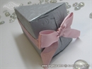 srebrna kutijica za poklone u obliku kriske torte s rozom masnom