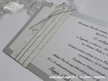 srebrna pozivnica za vjenčanje s izbočenim cvijetovima i srebrnim konopcem