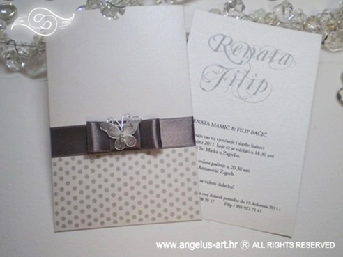 srebrna pozivnica za vjenčanje s točkama i leptirom