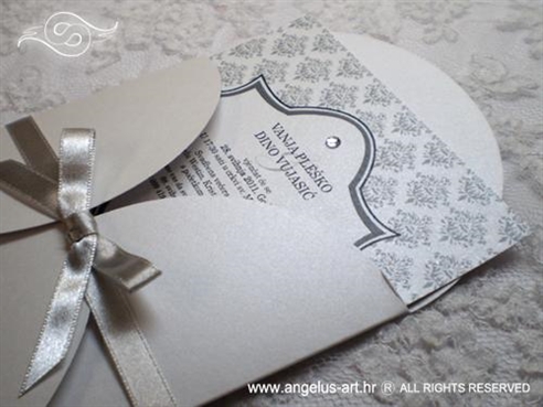 srebrno bijela pozivnica za vjencanje s damask uzorkom