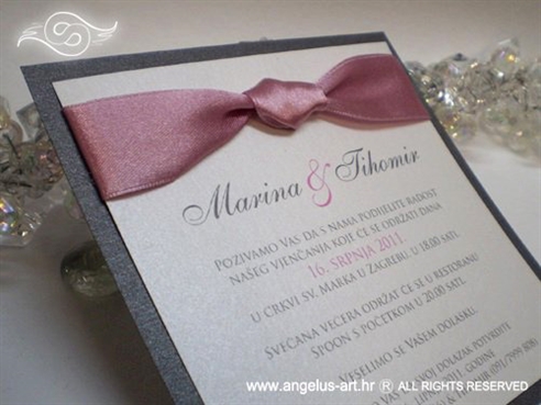 srebrno prljavo roza pozivnica za vjencanje sa satenskom trakom