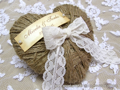 vintage pad for wedding rings with lace