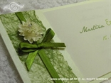 zelena pozivnica s mašnicom i cvijetom detalj