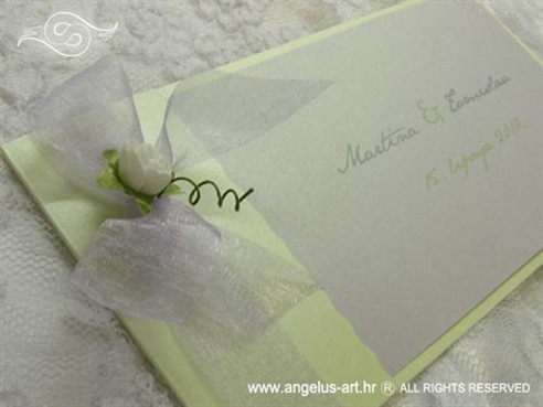 zeleno bijela pozivnica s ružom i tiskom